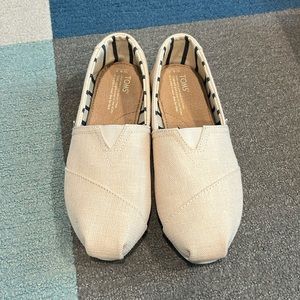 Toms Classic antique white heritage canvas (size 8.5) women’s